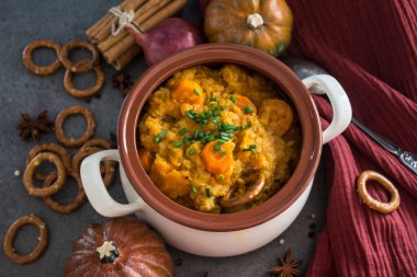 Beyaz seramik tencerede vejetaryen balkabağı güveci. Ev yapımı dengeli yemek. Sağlıklı yeme kavramı. 