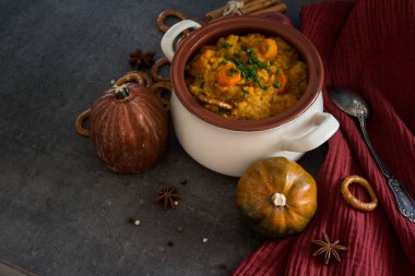 Beyaz seramik tencerede vejetaryen balkabağı güveci. Ev yapımı dengeli yemek. Sağlıklı yeme kavramı. 