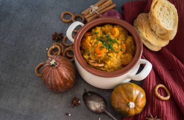 Altın külçe kabak yahnisi tencerede. Sağlıklı vejetaryen yemeği. Yakın plan fotoğraf. Taze konsept yemek.
