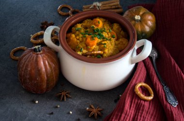 Altın külçe kabak yahnisi tencerede. Sağlıklı vejetaryen yemeği. Yakın plan fotoğraf. Taze konsept yemek.