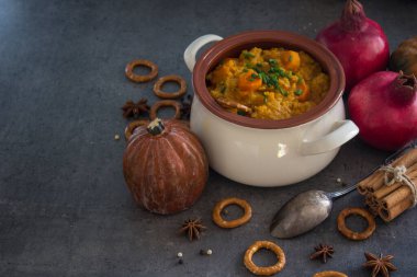 Altın külçe kabak yahnisi tencerede. Sağlıklı vejetaryen yemeği. Yakın plan fotoğraf. Taze konsept yemek.