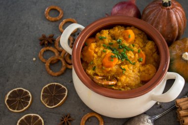 Altın külçe kabak yahnisi tencerede. Sağlıklı vejetaryen yemeği. Yakın plan fotoğraf. Taze konsept yemek.