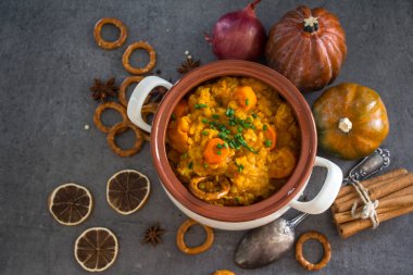 Altın külçe kabak yahnisi tencerede. Sağlıklı vejetaryen yemeği. Yakın plan fotoğraf. Taze konsept yemek.