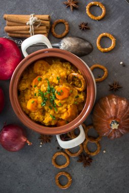 Altın külçe kabak yahnisi tencerede. Sağlıklı vejetaryen yemeği. Yakın plan fotoğraf. Taze konsept yemek.