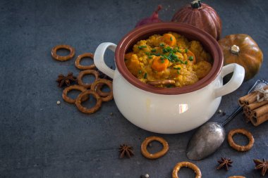 Altın külçe kabak yahnisi tencerede. Sağlıklı vejetaryen yemeği. Yakın plan fotoğraf. Taze konsept yemek.