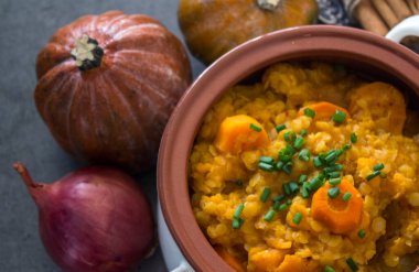 Altın külçe kabak yahnisi tencerede. Sağlıklı vejetaryen yemeği. Yakın plan fotoğraf. Taze konsept yemek.