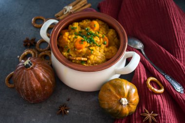 Altın külçe kabak yahnisi tencerede. Sağlıklı vejetaryen yemeği. Yakın plan fotoğraf. Taze konsept yemek.