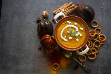 Krem soslu ve biberiyeli tereyağlı kabak çorbası. Sağlıklı vejetaryen akşam yemeği manzaralı fotoğraf. Cadılar Bayramı fikirleri.
