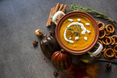 Krem soslu ve biberiyeli tereyağlı kabak çorbası. Sağlıklı vejetaryen akşam yemeği manzaralı fotoğraf. Cadılar Bayramı fikirleri.