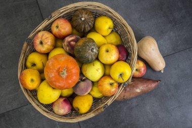 Taze mevsimlik meyve ve sebzelerle dolu sepet. Sonbahar hasadının en iyi görüntüsü. Koyu gri arkaplan. 