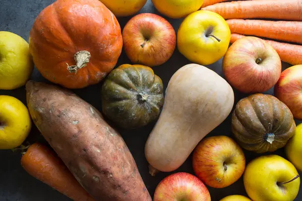 Cosecha Otoño Verduras Frescas Sobre Mesa Gris Foto Vista Superior — Foto de Stock