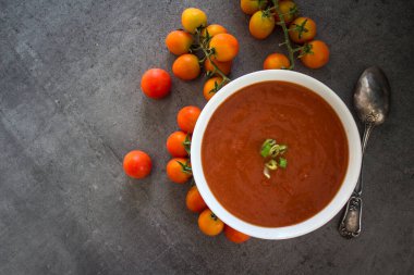 Gazpacho çorbası manzaralı fotoğraf. Fotokopi alanı olan koyu gri bir arka plan. Sağlıklı yeme kavramı.