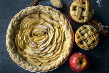 Elmalı turtalar masada. Çeşitli elmalı pastalar fotoğrafı kapatır. sonbahar menüsü makbuzları. 