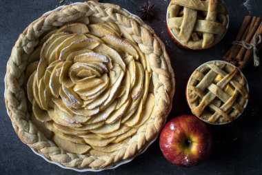 Elmalı turta manzaralı fotoğraf. Ev yapımı elmalı turta. Elmalı turta ya da masada nefis bir turta. Sonbahar menüsü fikirleri. Sağlıklı yeme kavramı. 