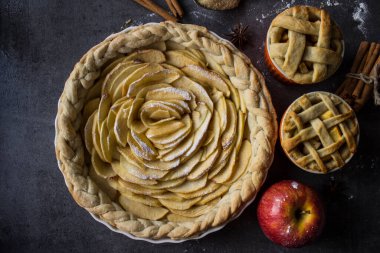 Elmalı turta manzaralı fotoğraf. Ev yapımı elmalı turta. Elmalı turta ya da masada nefis bir turta. Sonbahar menüsü fikirleri. Sağlıklı yeme kavramı. 
