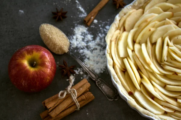 Förberedelse Äppelpaj Färska Äpplen Deg Bakform Kanelstänger Socker Och Mjöl — Stockfoto