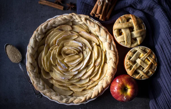 Foto Von Oben Von Einem Tisch Mit Verschiedenen Kuchen Und — Stockfoto