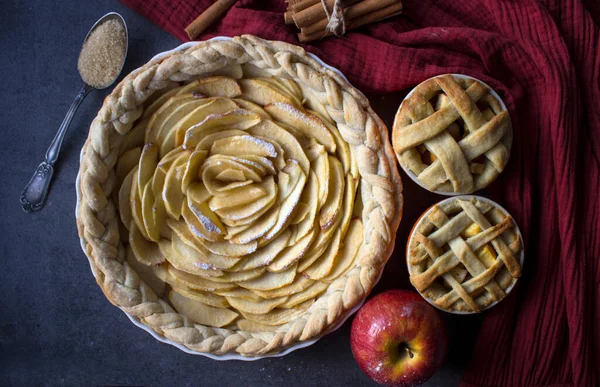 Rosenförmige Apfelkuchen Draufsicht Foto Klassisch Herbstliche Süße Torte Auf Grauem — Stockfoto