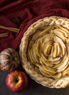 Gül biçimli elmalı turta resmi. Gri masada klasik sonbahar tatlısı.. 