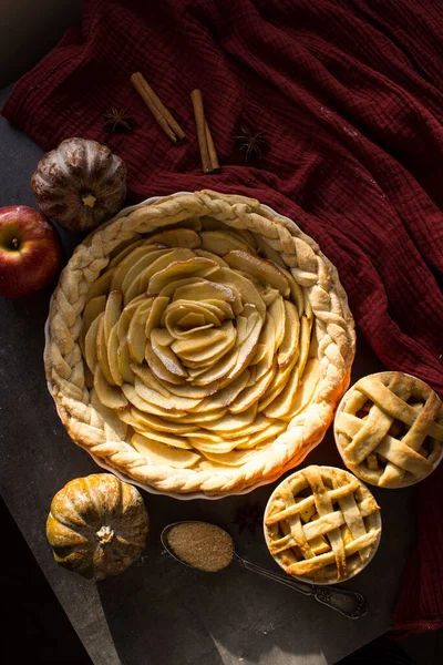 Çeşitli Kek Turtalarla Dolu Bir Masanın Üstteki Görüntüsü Tatlı Elmalı — Stok fotoğraf