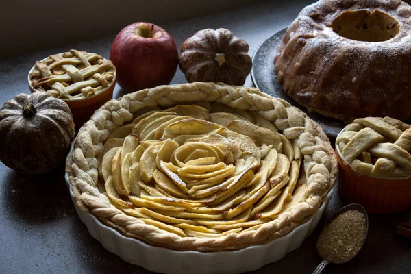 Rosenförmige Apfelkuchen Draufsicht Foto Klassisch Herbstliche Süße Torte Auf Grauem — Stockfoto
