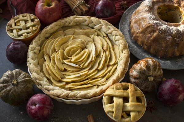 Apfelkuchen Auf Einem Tisch Verschiedene Apfelgebäck Nahaufnahme Foto Menüs Herbst — Stockfoto