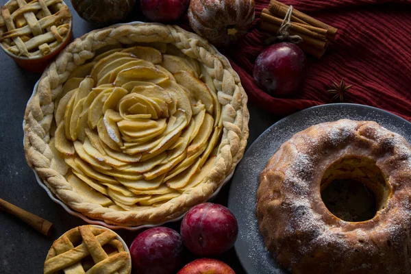 Verschiedene Apfelkuchen Auf Einem Tisch Foto Von Oben Mit Klassischer — Stockfoto