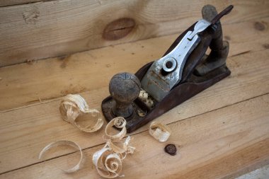 Ahşap talaşları ve uçak gereçleri yakın plan fotoğrafı. Marangoz aletleri. 