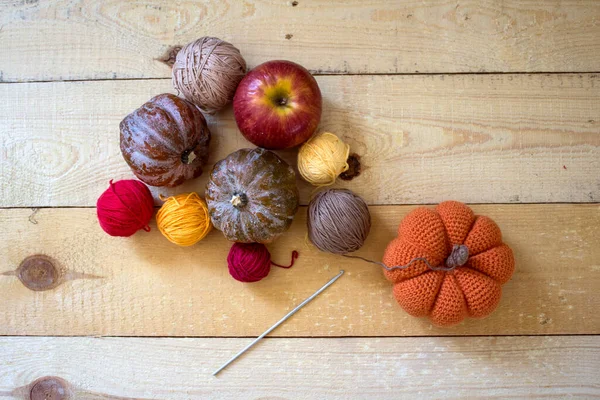 Virkad Pumpa Leksak Garn Bollar Färska Äpplen Och Squash Trä — Stockfoto