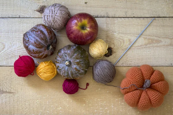 Crochet Jouet Citrouille Boules Fil Pommes Fraîches Courges Sur Fond — Photo