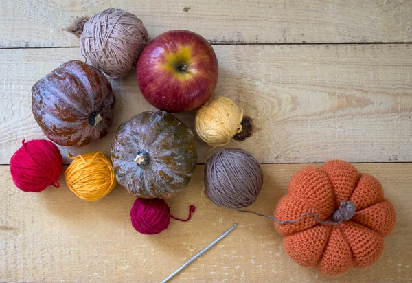 Brinquedo Abóbora Crochê Bolas Fios Maçãs Frescas Abóboras Fundo Madeira — Fotografia de Stock