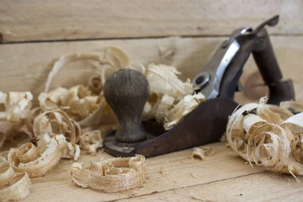 木制剃须刀和平面刀具近照 木匠工具 — 图库照片