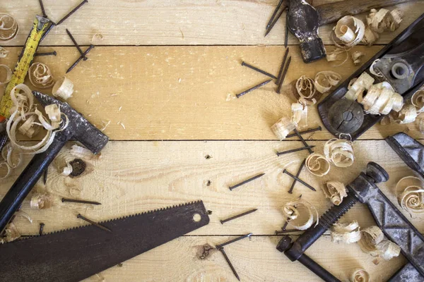 古い平面ツールは写真を閉じます コピースペースの木製の背景 大工仕事の場所 異なる種類の木製の板上の大工ツール ホーム改装のコンセプト 写真を閉じるクランプ ハンマー 飛行機のツールと爪 — ストック写真