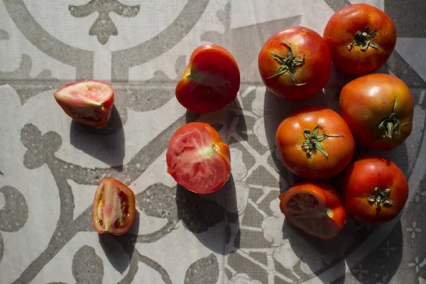 Tomates Frescos Mesa Cozinha Cinza Azulejos Foto Vista Superior Legumes — Fotografia de Stock