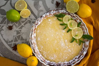 Limonlu turta manzaralı fotoğraf. Limonlu tatlı turta. Ev yapımı tatlı turtasının yakın plan fotoğrafı. Sağlıklı yeme kavramı.