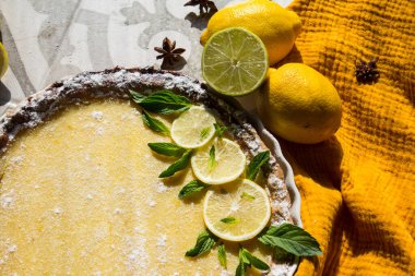 Limonlu turta manzaralı fotoğraf. Limonlu tatlı turta. Ev yapımı tatlı turtasının yakın plan fotoğrafı. Sağlıklı yeme kavramı.