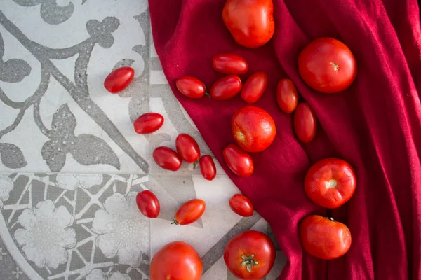 Tomates Frescos Mesa Cozinha Cinza Azulejos Foto Vista Superior Legumes — Fotografia de Stock