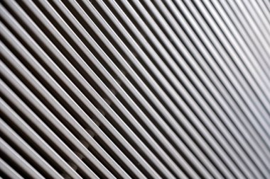 Paralel gümüş metalik çubuklar, çapraz görüş. Modern kapalı / açık hava unsurları. Soyut arkaplan.