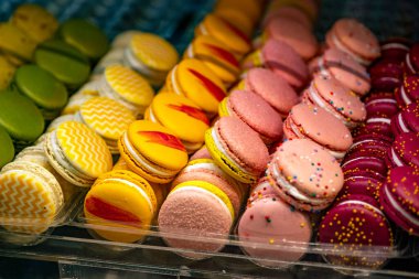 Tezgahta taze renkli badem kurabiyeleri var. Geleneksel Fransız kremalı şekerleme..