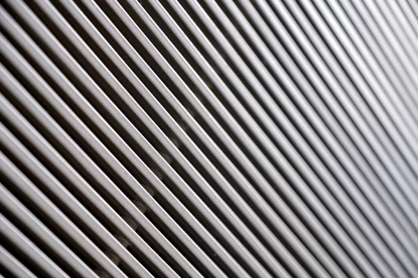 Paralel gümüş metalik çubuklar, çapraz görüş. Modern kapalı / açık hava unsurları. Soyut arkaplan.