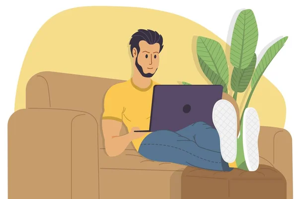 Evde çalışmak, Webinar izlemek, internette düz vektör çizimi yapmak. Video konferansı, tele-çalışma, sosyal uzaklık, iş görüşmesi, çalışma. Dizüstü bilgisayarı olan adam kanepede yatıyor..