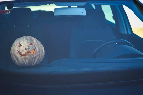 Halloween Tök Megvilágított Egy Autó Belsejében Műszerfalon Szabadban — Stock Fotó