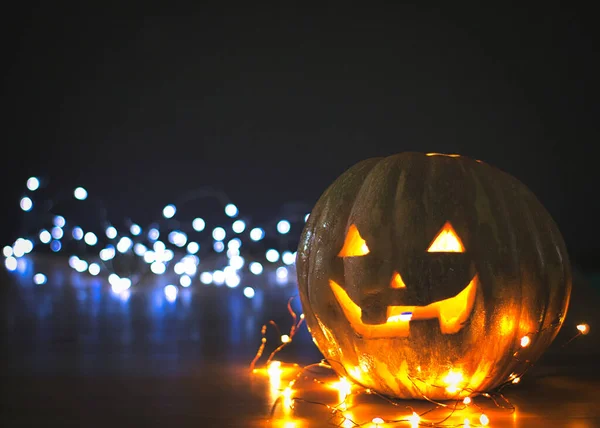Halloween Tök Megvilágított Fények Körül Asztalon Bokeh Fények Fekete Háttér — Stock Fotó