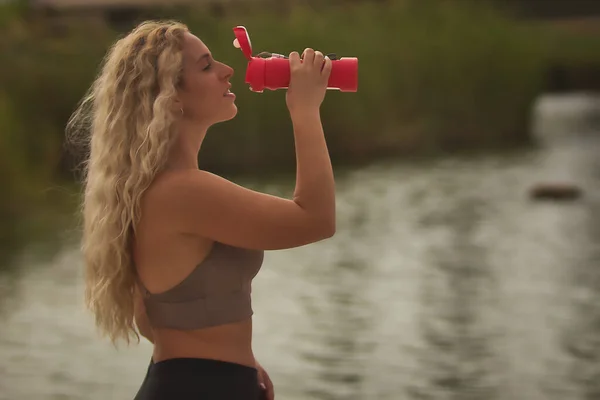 Mujer Rubia Joven Bebiendo Agua Después Correr Una Botella Plástico —  Fotos de Stock