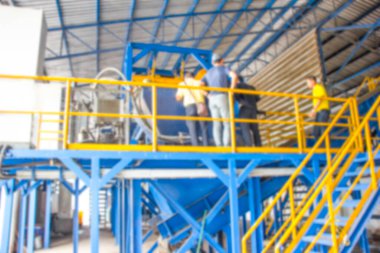 Atık ayırma fabrikasında yönetici ve mühendis Whit teknisyen kontrol makinesi için bulanıklık