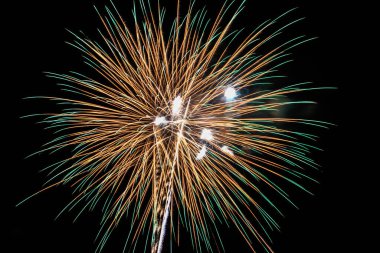 Karanlık gökyüzü arka planında havai fişekler, gece gökyüzünde parlayan havai fişekler.