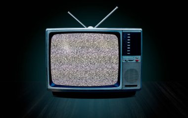 Kar sinyali ve antenli eski bir televizyon alıcısı. Gradyan yeşil duvar arka planında. Perspektif perspektifi kesilmiş eski bir televizyon.