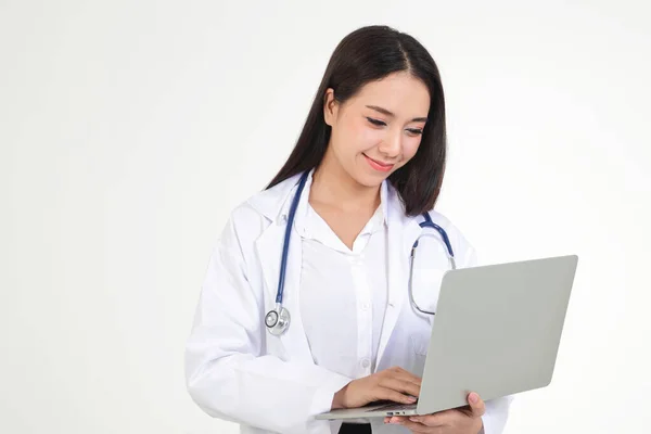 아름다운 아시아 의사가 노트북 컴퓨터를 병원내 환자들의 데이터를 합니다 — 스톡 사진