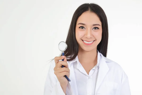 Asiatische Ärztinnen Halten Stethoskope Der Hand Den Gesundheitszustand Der Patientinnen — Stockfoto