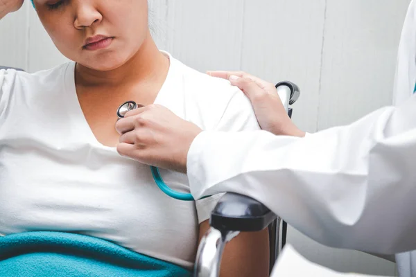 Aziatische Vrouwelijke Artsen Gebruiken Stethoscoop Het Hartritme Controleren Van Vrouwelijke — Stockfoto